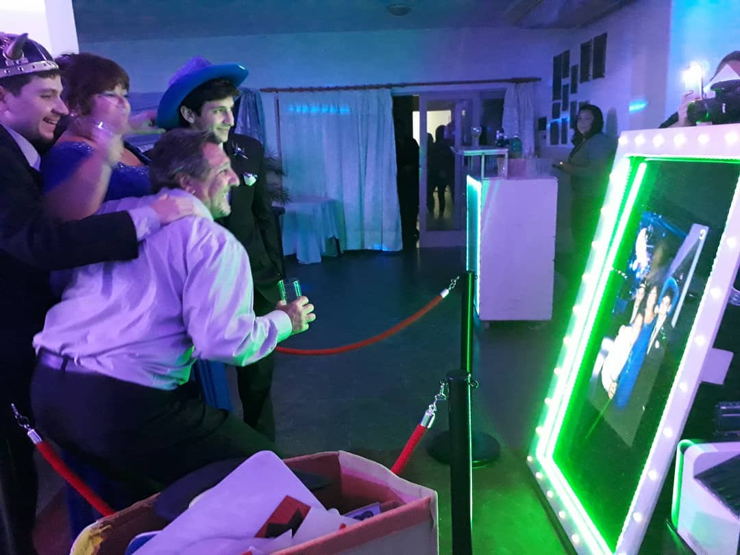 Pareja de novios mostrando sus tiras de fotos impresas